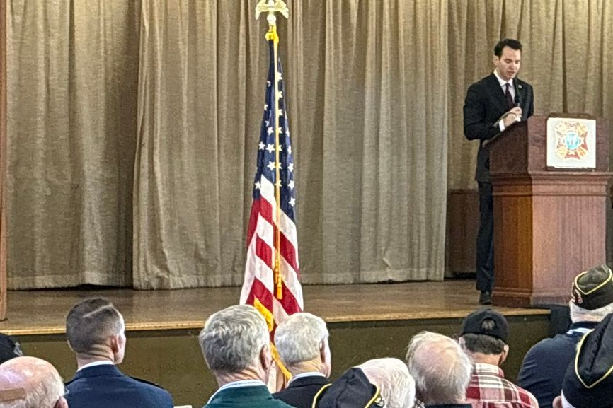 Kevin Kiley at the podium on stage, seen past a seated crowd of veterans